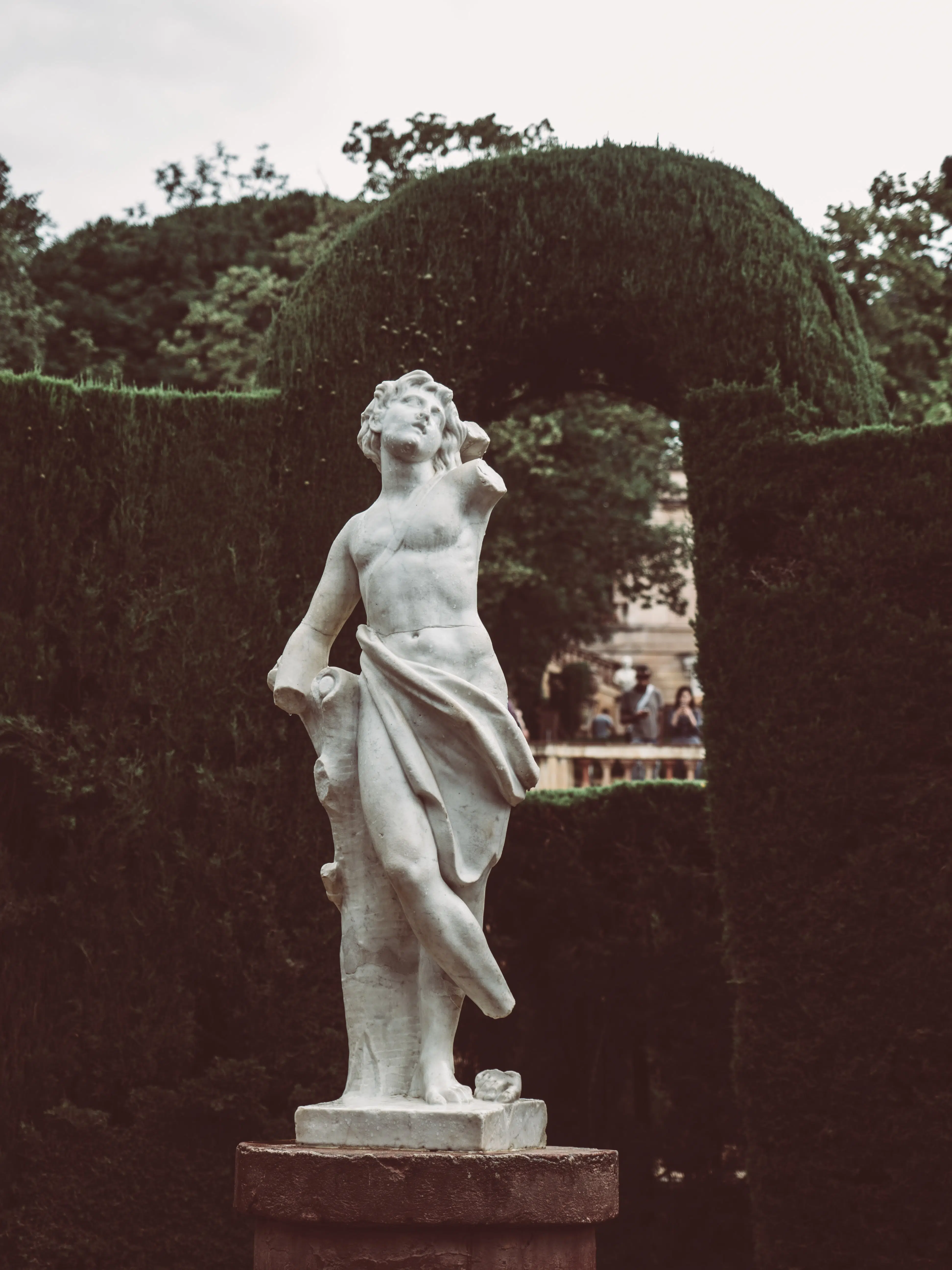statue