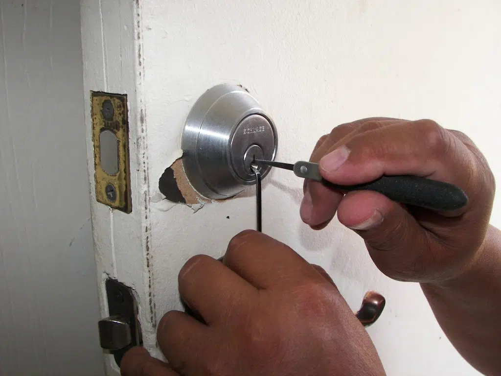 Les astuces pour ouvrir une porte claquée