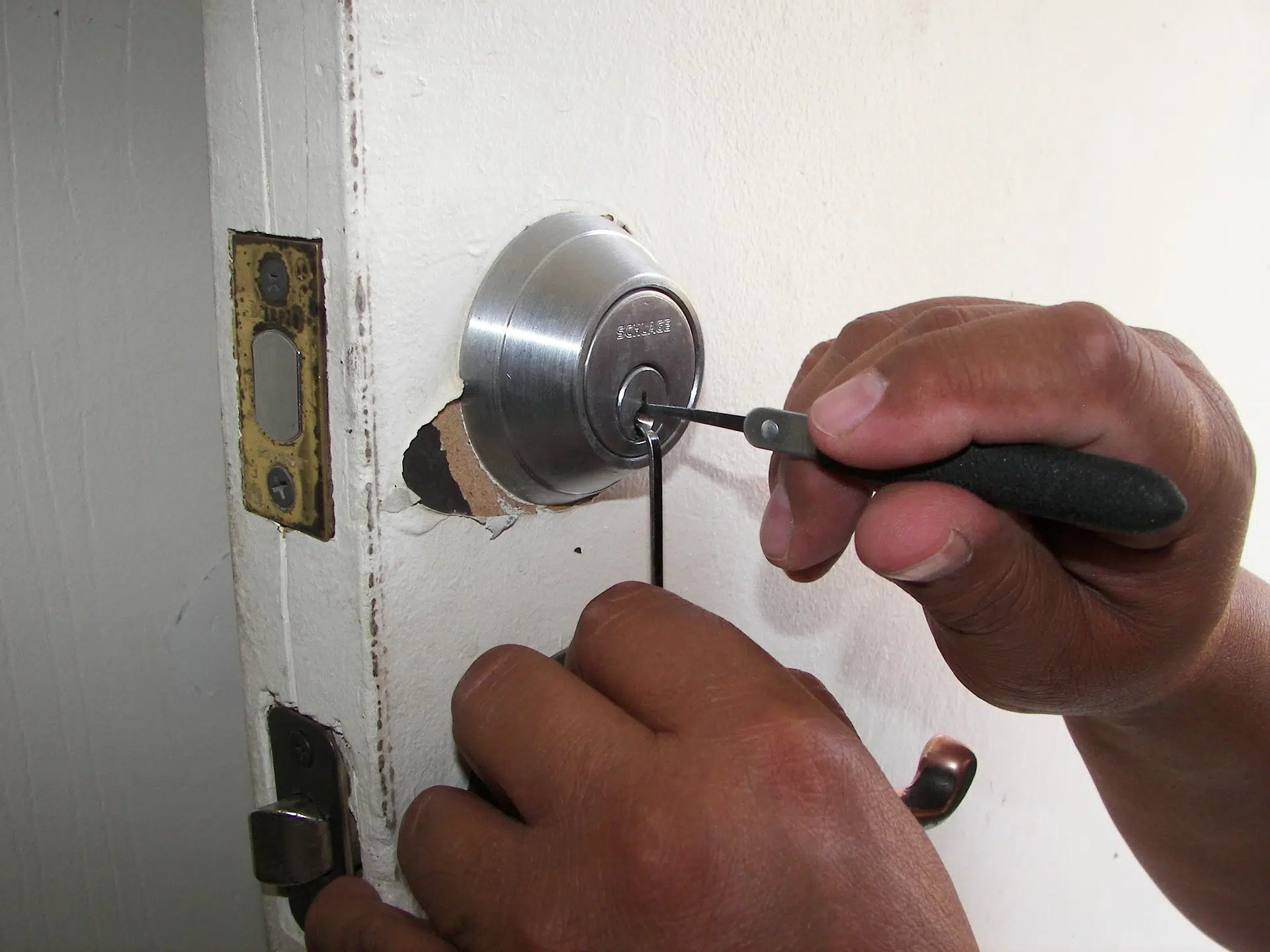 Les astuces pour ouvrir une porte claquée