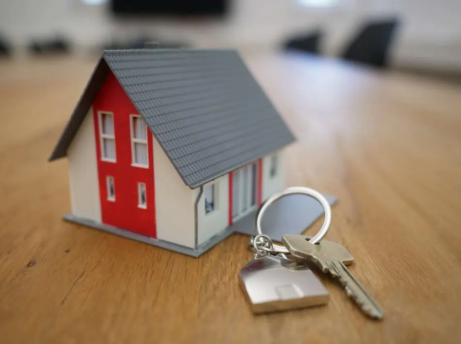 Une petite maison avec des clés