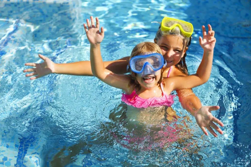 Deux enfants dans une piscine