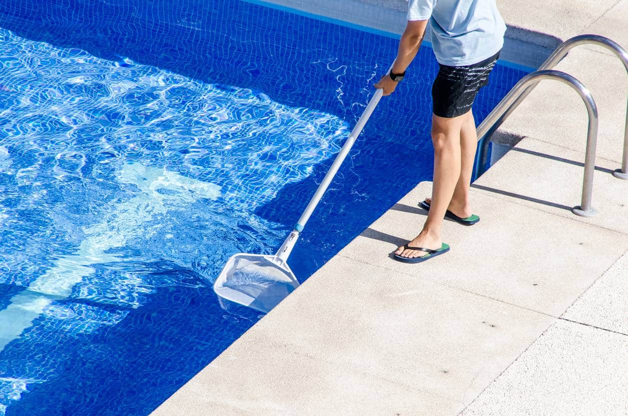 U homme qui nettoie la piscine