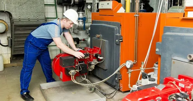 Un installateur de chaudière