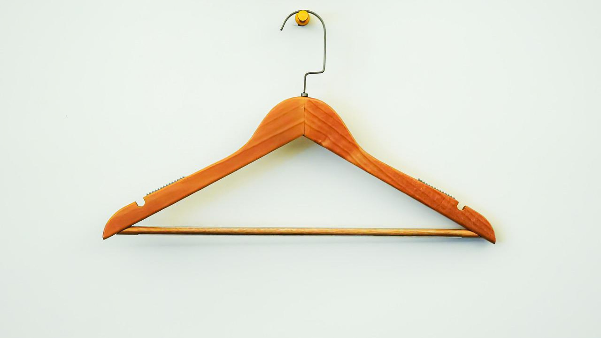 Suspendre les vêtements avec une patère décorative