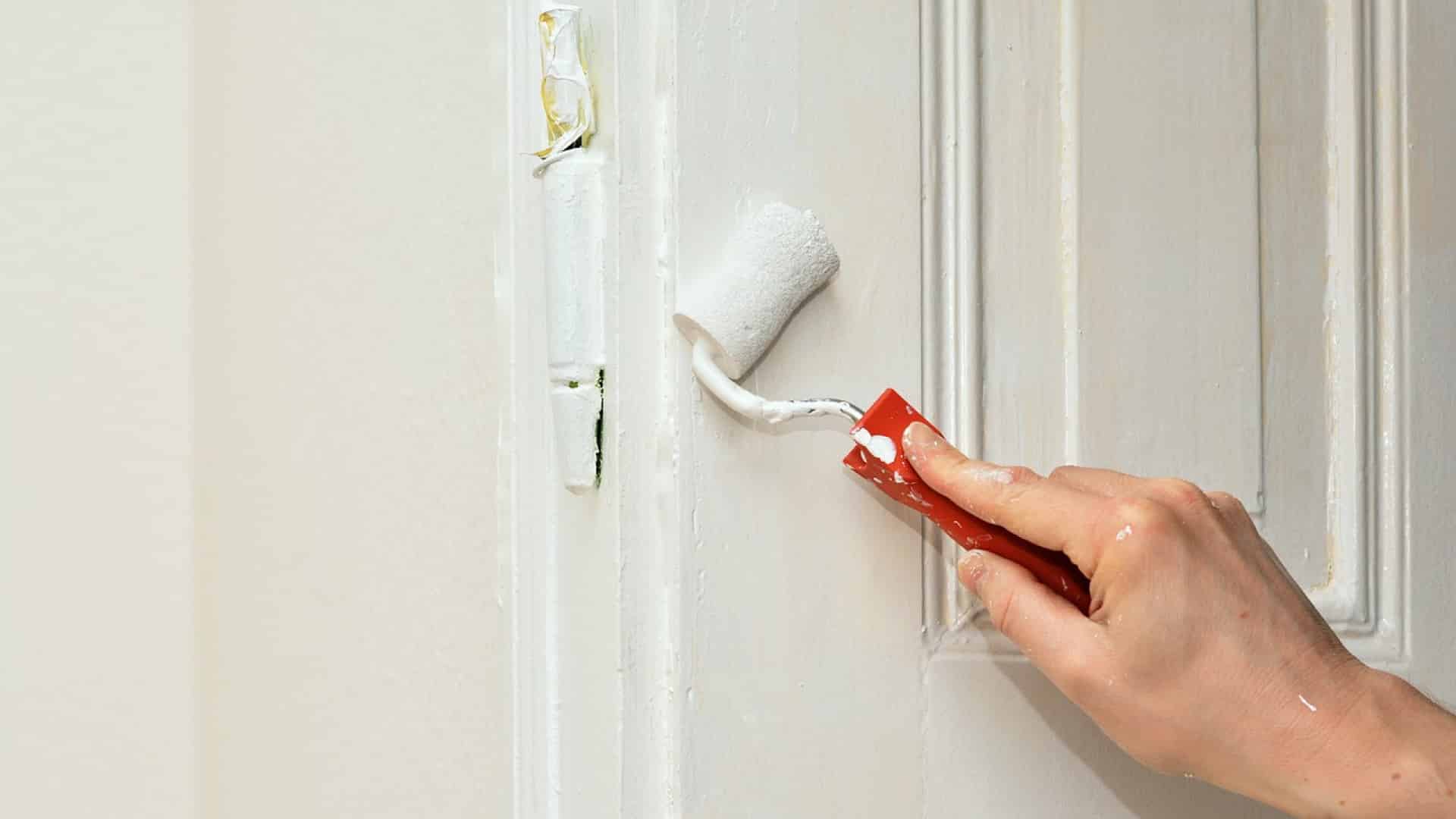 Comment choisir un artisan pour la rénovation de sa porte ?