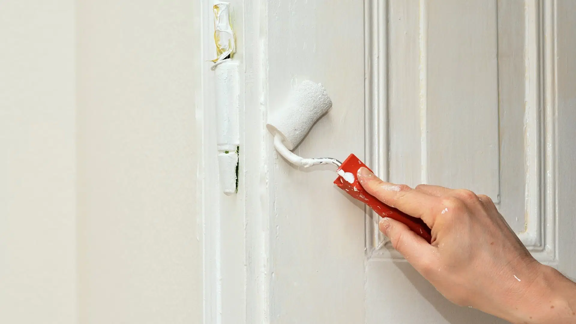 Comment choisir un artisan pour la rénovation de sa porte ?