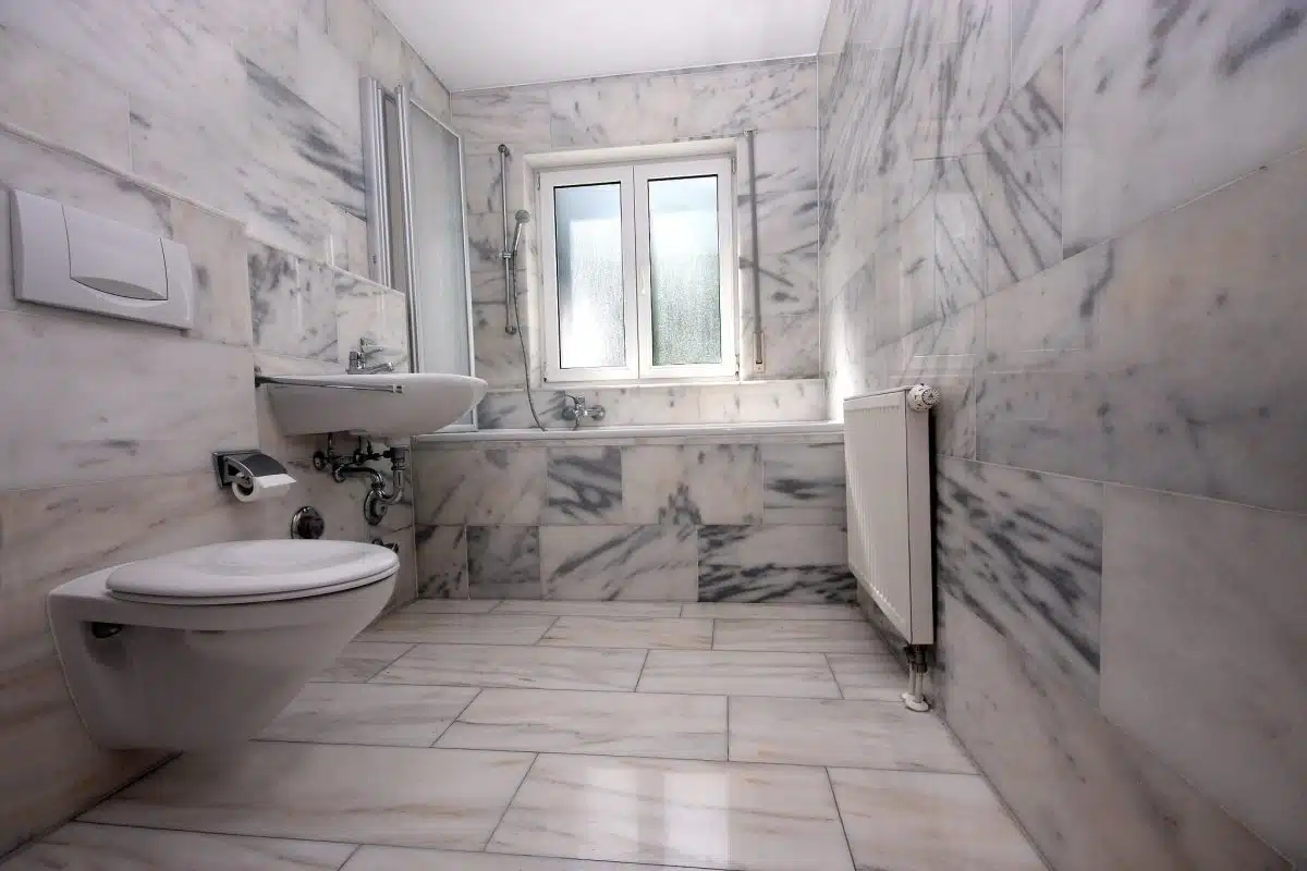 choisir la hauteur idéale de carrelage dans les WC