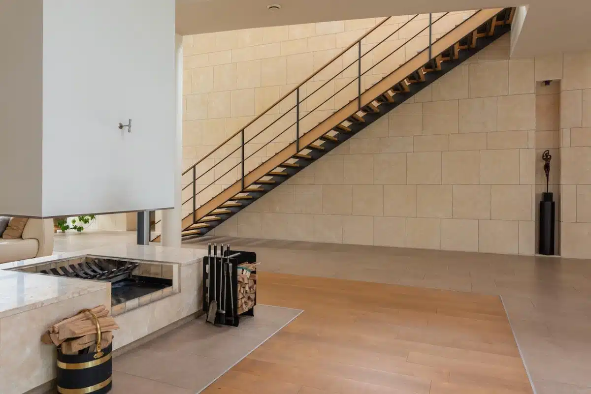 Une rampe d'escalier en acier inoxydable