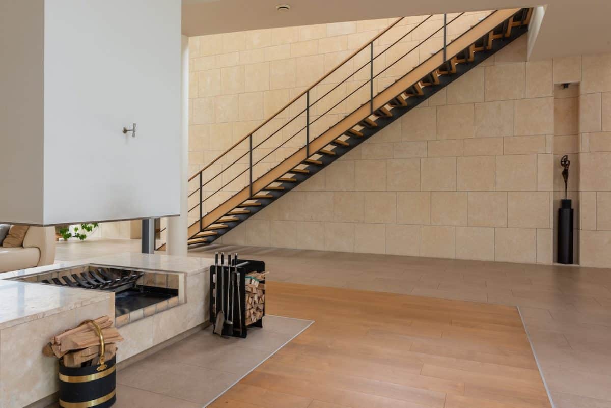Une rampe d'escalier en acier inoxydable