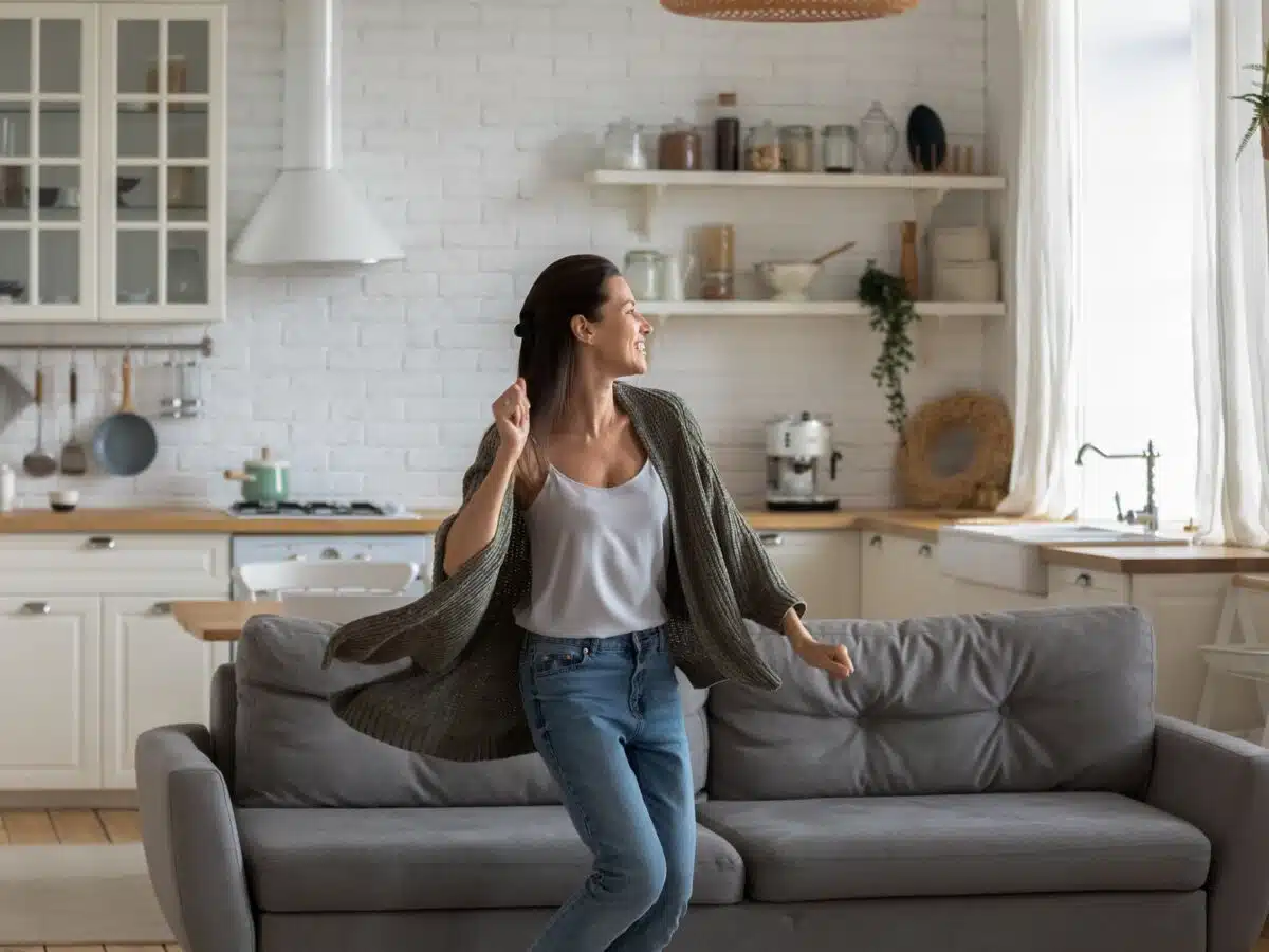 Comment se sentir confortable chez soi les bienfaits de vivre nue à la maison