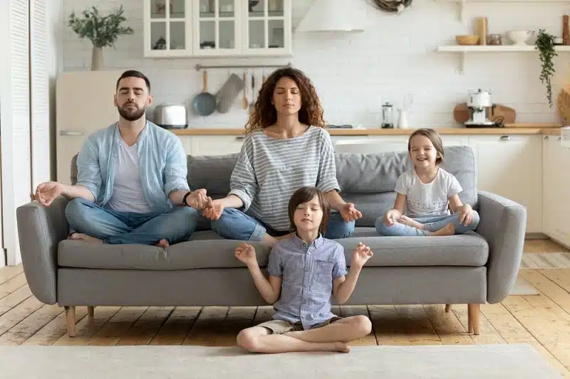 Comment se sentir confortable chez soi les bienfaits de vivre nue à la maison