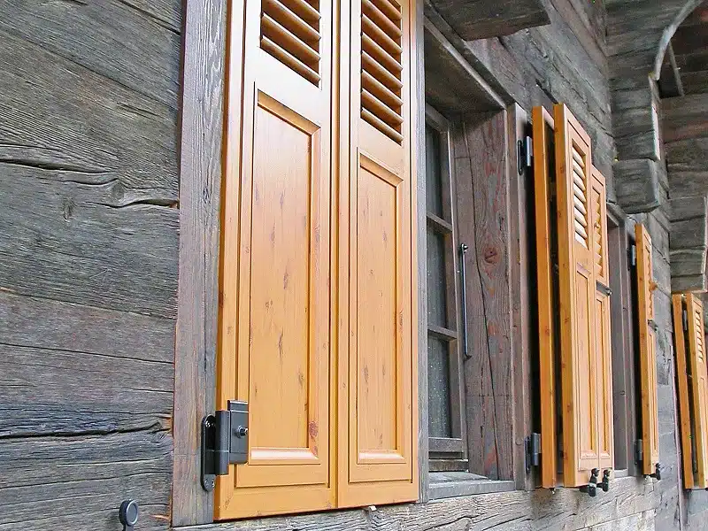 Comment choisir des volets pliants en bois pour votre maison