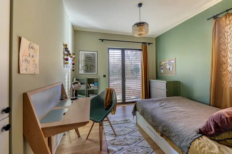 Comment choisir le revêtement mural idéal pour une chambre d'adulte