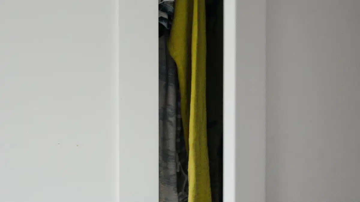 Optimisez votre rangement avec une armoire adaptée à votre chambre