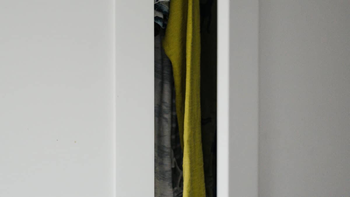 Optimisez votre rangement avec une armoire adaptée à votre chambre