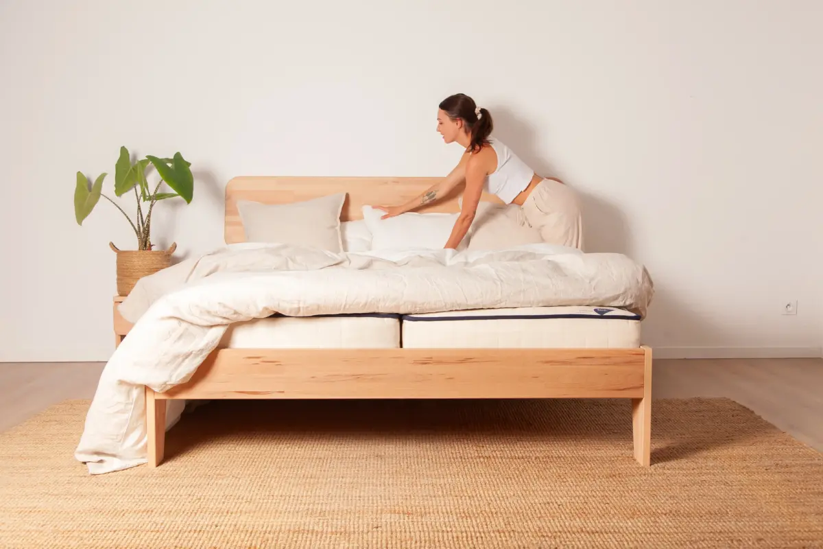 une femme faisant son lit