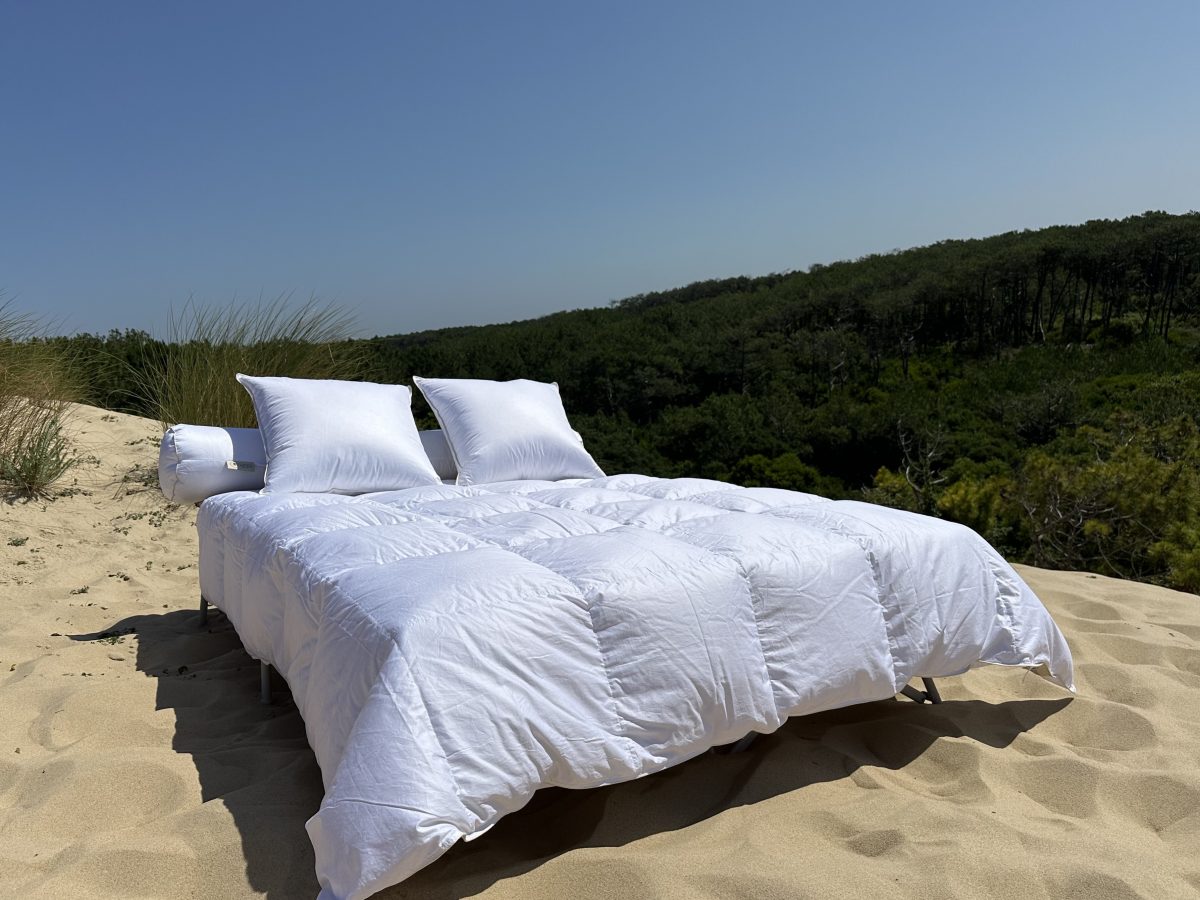Couette en duvet légère pour l'été sur les dunes