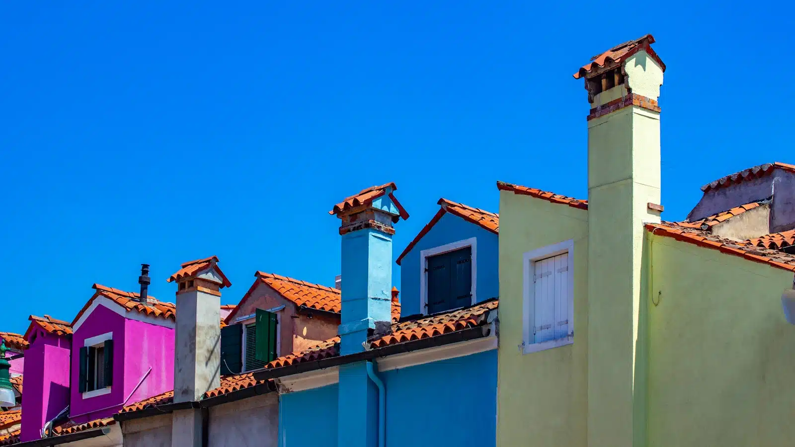 maisons de différentes couleurs