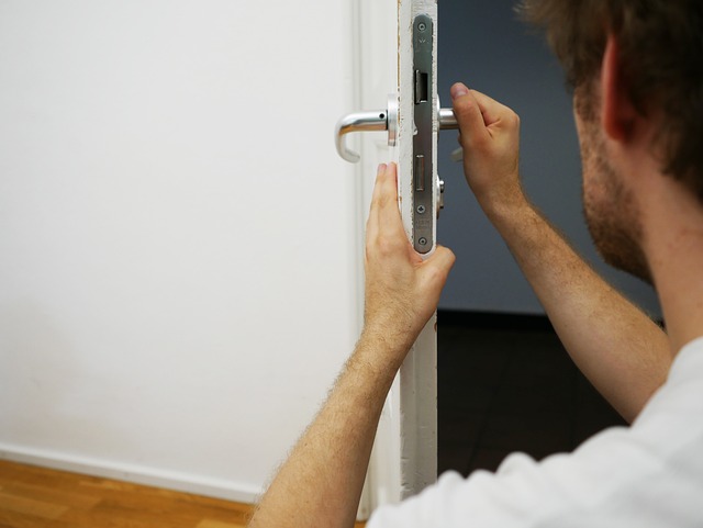 un serrurier réparant une porte