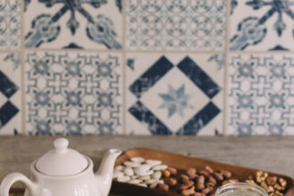 Optez pour les carreaux de ciment dans une crédence de cuisine : conjuguer style et fonctionnalité !