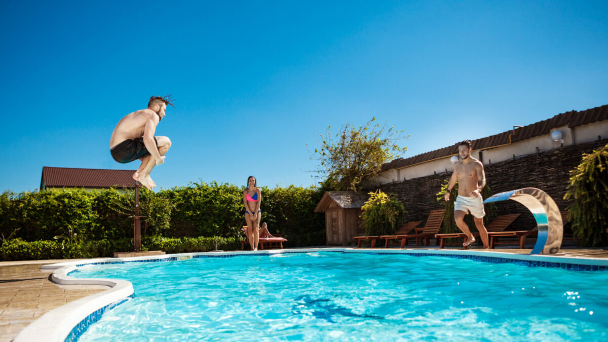 Piscine coque : le choix malin pour un été sans travaux interminables