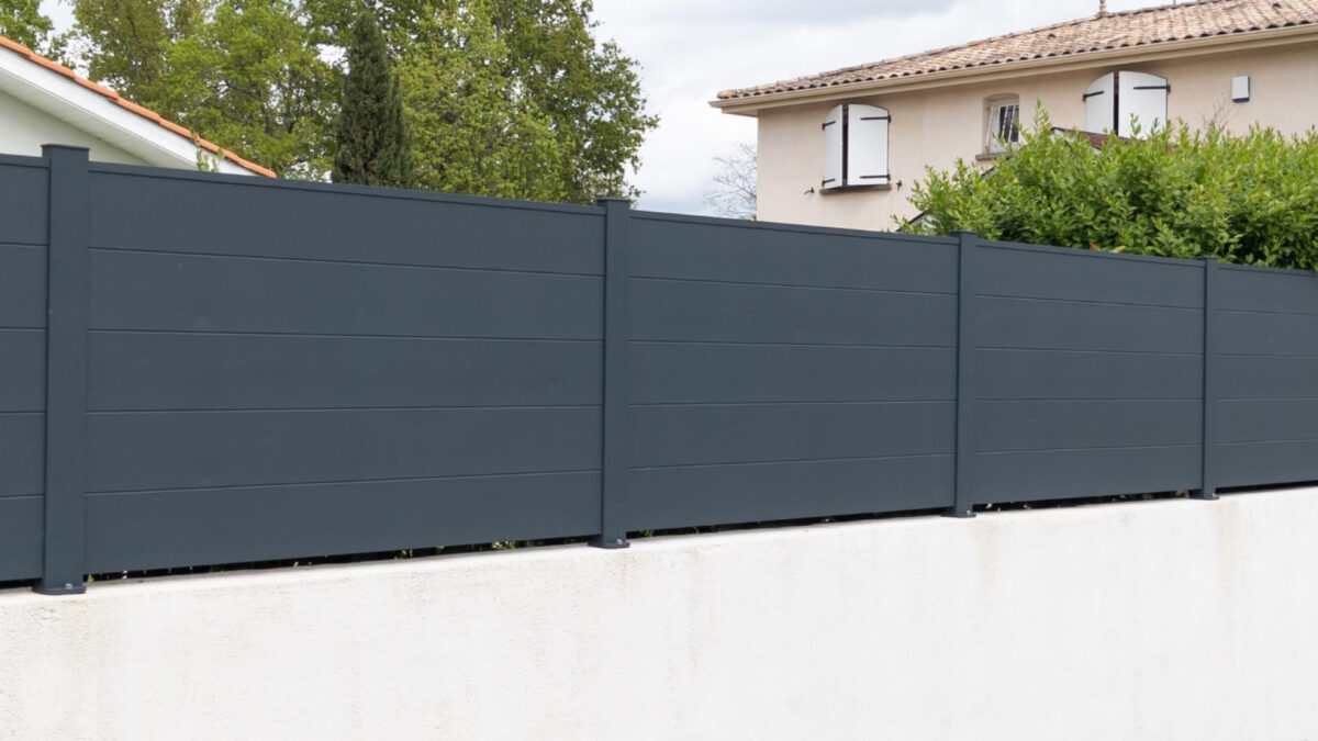 Pourquoi opter pour une clôture composite dans votre jardin moderne et durable ?