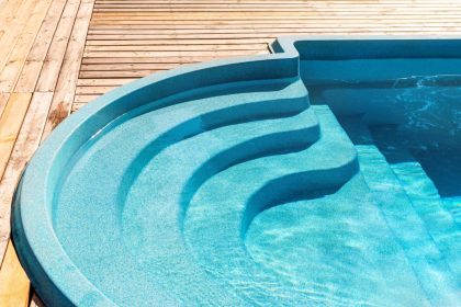 Quel professionnel choisir pour une rénovation de piscine sans casse ?