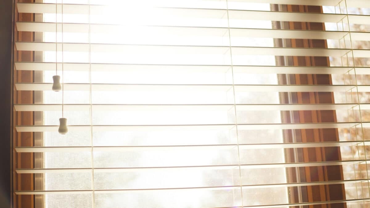 Stores en aluminium : une solution élégante pour embellir votre intérieur