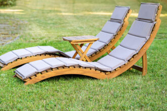 Transat en aluminium léger ou modèle robuste en bois : lequel choisir pour votre espace ?