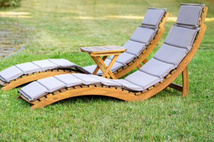 Transat en aluminium léger ou modèle robuste en bois : lequel choisir pour votre espace ?